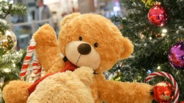 Oyuncak ayı bir alışveriş merkezindeki Noel dekorasyon olarak