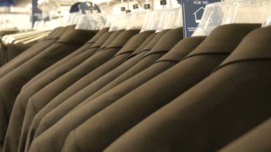 Bir askı bir giyim mağazası bir alışveriş merkezinde asılı özdeş renkli erkek sayısı uygun