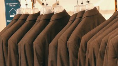 Bir askı bir giyim mağazası bir alışveriş merkezinde asılı özdeş renkli erkek sayısı uygun