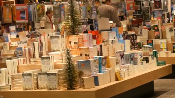 Nürnberg, Almanya - 3 Aralık 2018: Kitapçı kitaplarında geniş yelpazesi. Almanca kitaplar. — Stok video