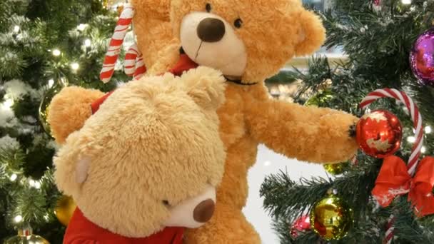 Teddy Bear as Christmas decoration in a shopping center — Stock Video