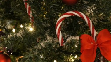 Çeşitli Noel ve yeni yıl oyuncaklar, toplar ve bir Noel ağacı süslemeleri. Tatil için hazırlık