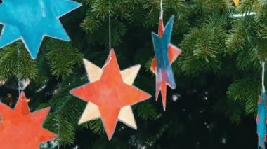 Çeşitli Noel ve yeni yıl oyuncaklar, toplar ve bir Noel ağacı süslemeleri. Tatil için hazırlık