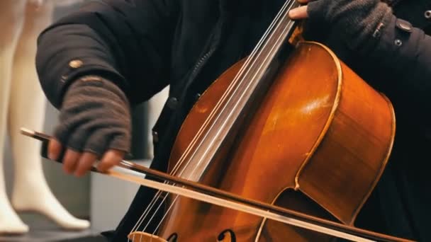 München, Duitsland - December 2, 2018: Street cellist musicus spelen van de cello. — Stockvideo