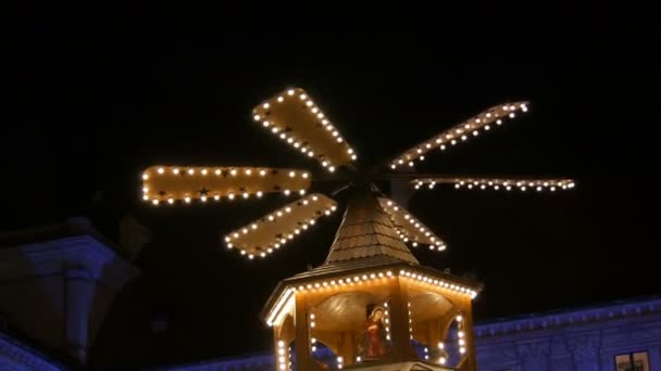 Christmas village marknaden i det kejserliga palatset bosatt i München, Tyskland. En del av antika jul mill i lamporna, där det finns träfigurer föreställande jul. — Stockvideo