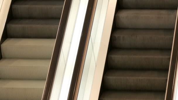 Dos escaleras mecánicas en el centro comercial que se mueven una encima de la otra por la vista de cerca . — Vídeos de Stock