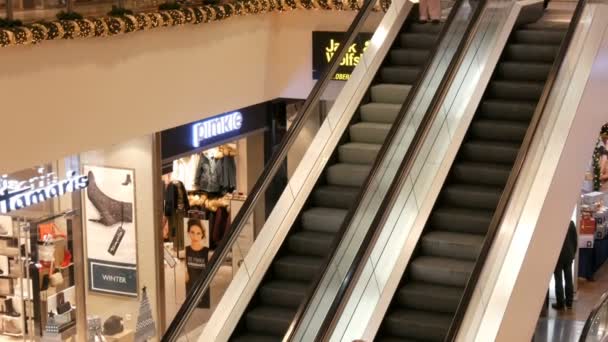 德国纽伦堡 2018年12月3日 购物中心的两辆自动扶梯相互向上移动 — 图库视频影像