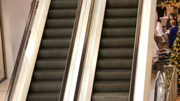 Nuremberg, Alemania - 3 de diciembre de 2018: Dos escaleras mecánicas en el centro comercial que se mueven una por la otra — Vídeo de stock