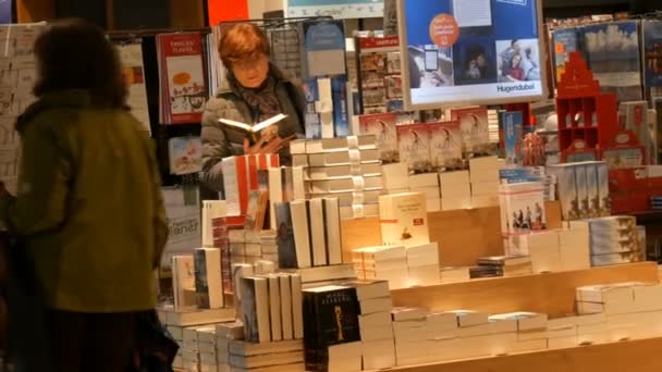 Nuremberg, Germany - December 3, 2018: Large selection of books in the bookstore. Books in German. — Stock Video