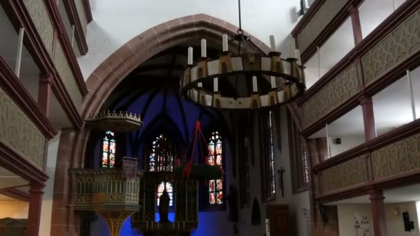 Furth, Duitsland - 3 December 2018: Het interieur van de oud-katholieke kerk zonder mensen — Stockvideo