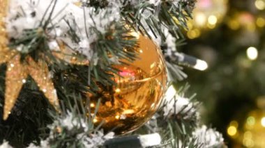 Çeşitli Noel ve yeni yıl oyuncaklar, toplar ve bir Noel ağacı süslemeleri görünümü kapatın. Tatil için hazırlık