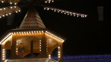 Noel köyü Pazar Münih Almanya'da ikamet İmparatorluk Sarayında. Antika Noel Noel resmeden ahşap rakamlar olduğu ışıklar, değirmende parçası.