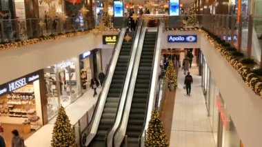 Nürnberg, Almanya - 3 Aralık 2018: hangi bir başka aşağı taşı iki yürüyen merdiven alışveriş merkezi