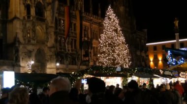 Münih, Almanya - 2 Aralık 2018: Karanlıkta, hangi ana kare Marienplatz Noel piyasada birçok tezgahları ile duruyor. Turist kalabalığından Noel kutlaması