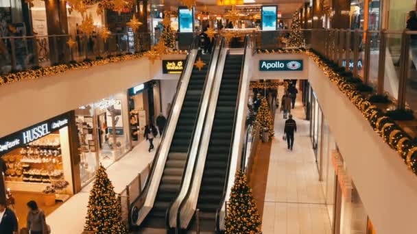 Nürnberg, Tyskland - 3 December 2018: Två rulltrappor i köpcentrum som flyttar upp varandra nedåt — Stockvideo