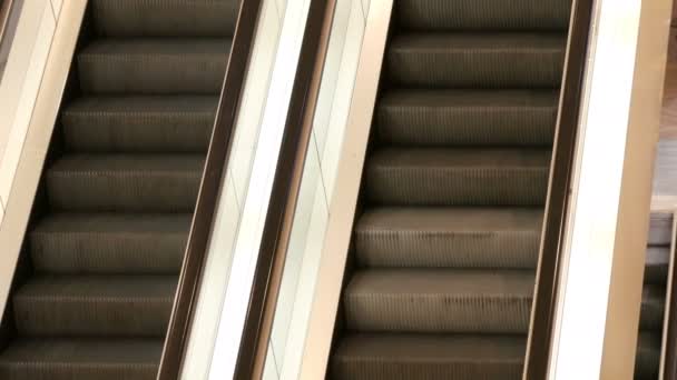 Duas escadas rolantes no centro comercial que se movem um para o outro para baixo vista de perto . — Vídeo de Stock