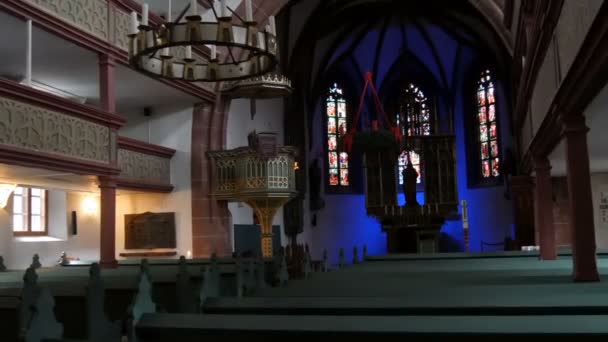 Furth, Německo – 3. prosince 2018: Interiér staré katolické církve bez lidí — Stock video