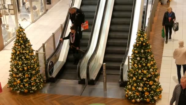 Nürnberg, Duitsland - 3 December 2018: Twee roltrappen in winkelcentrum die omlaag Christmas decor van het winkelcentrum van elkaar — Stockvideo