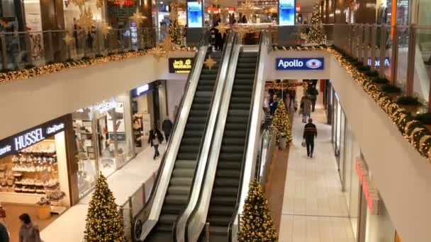 Nürnberg, Németország - 2018. December 3.: Két mozgólépcső bevásárlóközpont, amely fel egy másik lejjebb — Stock videók