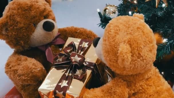 Komik kahverengi hareketli oyuncak bir kutu hediye onların paws içinde tutan ayılar. Alışveriş merkezinde Noel süsleri — Stok video