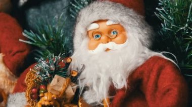 Santa Claus, Noel ve yeni yıl için dekorasyon olarak duran oyuncak bebek görünümü kapatın