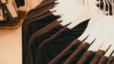 Büyük yuvarlak askı asılı giyim alışveriş merkezi veya alışveriş merkezi bir giyim mağazasında stand