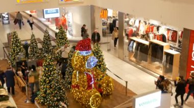 Nürnberg, Almanya - 1 Aralık 2018: dekore edilmiş Noel ağaçları ile büyük altın ve gümüş toplar, yıldız, çelenk ve yapay kar ve büyük ayı ile gezinti alışveriş alışveriş merkezi bulunmaktadır