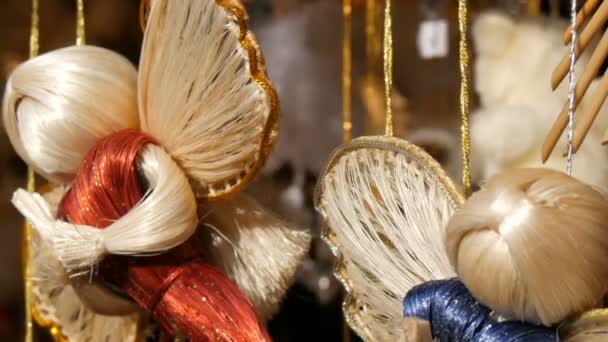 Año Nuevo y decoración de Navidad, una figura de ángel de paja que se balancea en el viento en el mostrador del mercado de Navidad en Alemania — Vídeo de stock