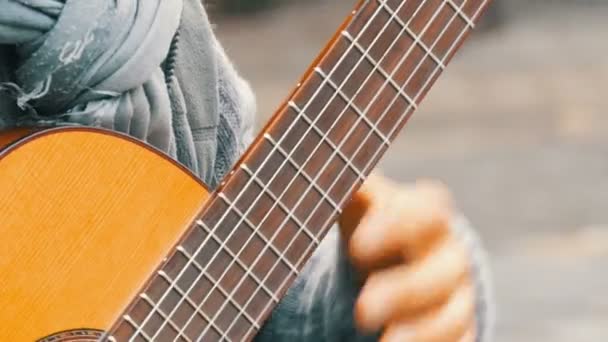 Norimberga, Germania - 1 dicembre 2018: Professionista di chitarra di strada che suona abilmente la chitarra acustica in strada. Mani di chitarrista che suonano una chitarra di legno — Video Stock