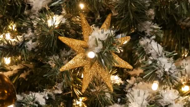 Hermosa y acogedora imagen de Navidad de árboles decorados con bolas de oro y plata, guirnaldas y nieve artificial sobre el fondo de los mismos árboles de Navidad decorados — Vídeo de stock