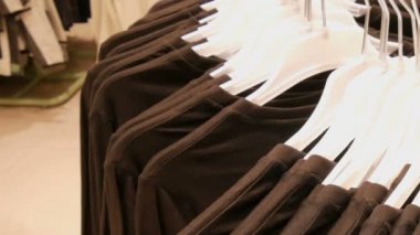 Büyük yuvarlak askı asılı giyim alışveriş merkezi veya alışveriş merkezi bir giyim mağazasında stand