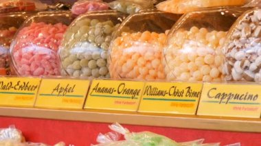 Çeşitli Avrupa Noel pazarının sayaçta lolipop yuvarlak. Alman şeker adları. Cam kavanozlar, renkli ve karışık tatlı şeker yuvarlak sweets cam