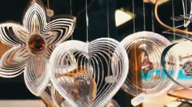 Yeni yıl ve Noel dekor, çeşitli şekil ve boyutlarda, Almanya'da Noel pazarının sayaçta rüzgarda sway kinetik yel değirmenleri rakamlar ilginç