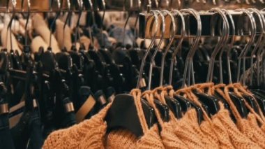 Sıcak giysiler moda koleksiyonu. Yeni sıcak şık kazak Giyim Askıları asılı farklı renklerin çok sayıda alışveriş merkezi veya alışveriş merkezi mağaza.