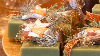 Güzel yeşil çeşitli el yapımı sabun raflarında çeşitli form ve Noel piyasada boyutu paketlenmiş