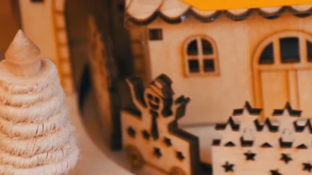 Maison de jouet en bois dans laquelle monte la locomotive de Noël en bois. Nouvel An et décor de Noël — Video