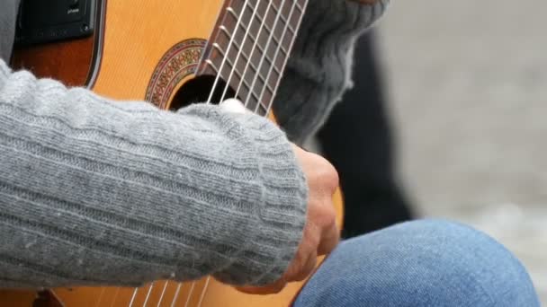 Nürnberg, Tyskland - 1 December 2018: Street gitarr professionella spelar skickligt spela akustisk gitarr i street. Gitarristen händer spelar en trä gitarr — Stockvideo