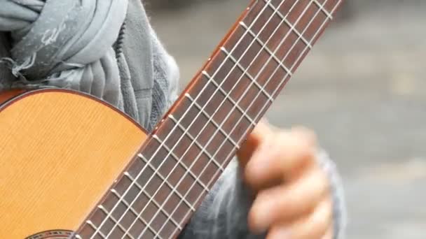 Nuremberg, Alemania - 1 de diciembre de 2018: Guitarra callejera profesional tocando hábilmente la guitarra acústica en la calle. Manos de guitarrista tocando una guitarra de madera — Vídeos de Stock