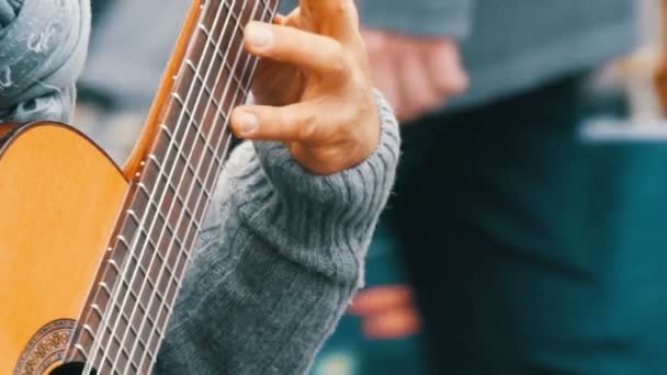 Nuremberg, Alemania - 1 de diciembre de 2018: Guitarra callejera profesional tocando hábilmente la guitarra acústica en la calle. Manos de guitarrista tocando una guitarra de madera — Vídeo de stock