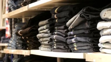 Nürnberg, Almanya - 3 Aralık 2018: Hangi yalan bir satır katlanmış modaya uygun kot pantolon raflarda olan büyük bir sayaç. Alışveriş merkezinde Jeans Mağazası.