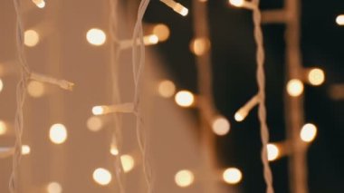 Alışveriş Merkezi yakın çekim içinde altın ışıklı Noel çelenk. Noel ışıkları alışveriş merkezinde bulanık. Bokeh.