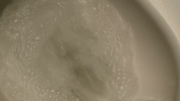 L'eau est drainée dans les toilettes. Bol de toilette en céramique dans les toilettes publiques vue rapprochée .