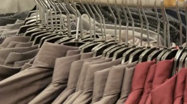Satır erkek giyim mağazası alışveriş merkezinde büyük bir askı üzerinde çeşitli moda erkek gömlek.