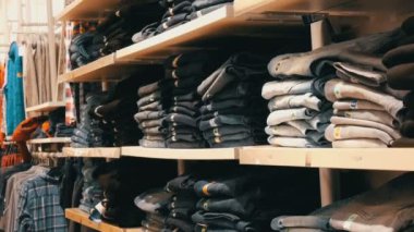 Nürnberg, Almanya - 3 Aralık 2018: Hangi yalan bir satır katlanmış modaya uygun kot pantolon raflarda olan büyük bir sayaç. Alışveriş merkezinde Jeans Mağazası.