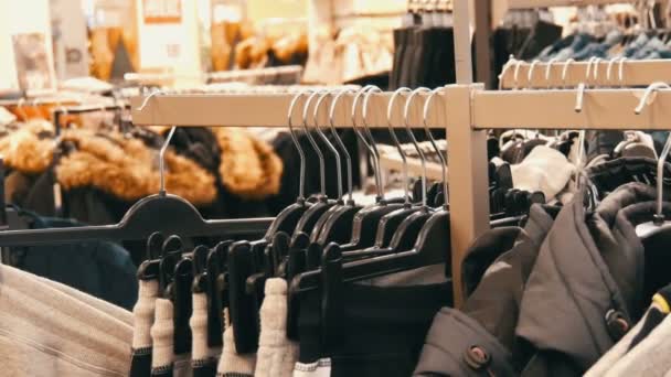 Norymberga, Niemcy - 3 grudnia 2018: Męskie modne i stylowe ubrania na wieszakach w Sklep odzieżowy w centrum handlowym — Wideo stockowe