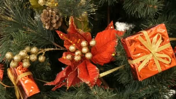 Adornos rojos de Navidad y Año Nuevo en el árbol de Navidad en forma de caja roja de regalo y cintas . — Vídeos de Stock