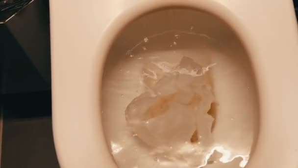 Toalett papper igensatt keramiska toalett och flyter inuti. — Stockvideo