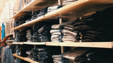 Nürnberg, Almanya - 3 Aralık 2018: Hangi yalan bir satır katlanmış modaya uygun kot pantolon raflarda olan büyük bir sayaç. Alışveriş merkezinde Jeans Mağazası.