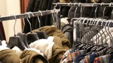 Nürnberg, Almanya - 3 Aralık 2018: Erkek moda ve şık elbise askıları bir alışveriş merkezinde bir giyim mağazası