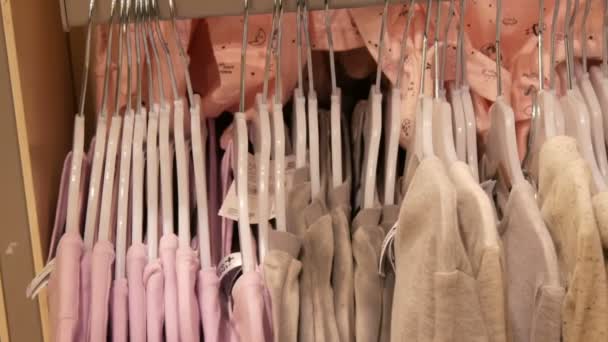 Nuremberg, Alemania - 3 de diciembre de 2018: Pijamas para niños en perchas en la tienda de ropa para niños en el centro comercial . — Vídeos de Stock